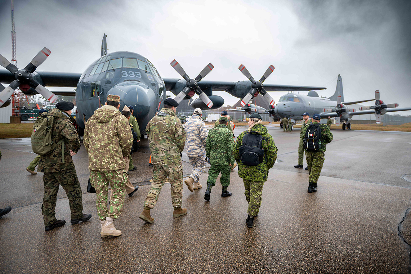 Attachés eye 14 Wing work