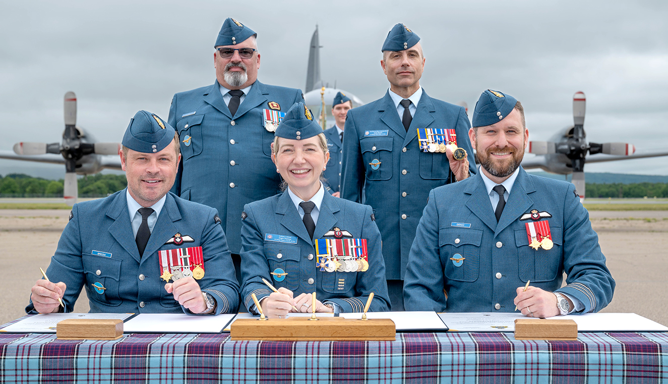 404’s ‘Thundering Herd’ welcomes new commanding officer